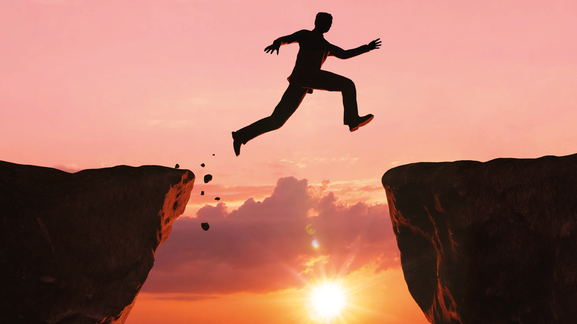 Person springt von Felsen zu Felsen. | © Eschbacher Bildarchiv Person springt von Felsen zu Felsen. | © Eschbacher Bildarchiv