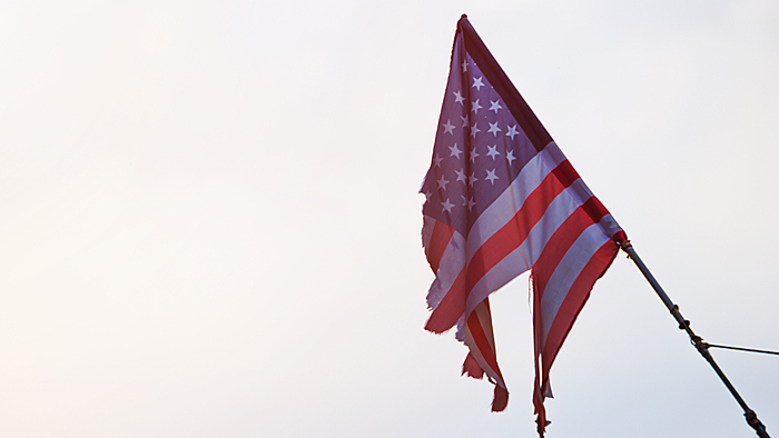 Das Ende eines Traums Zerrissene amerikanische Flagge. | © shutterstock.com
