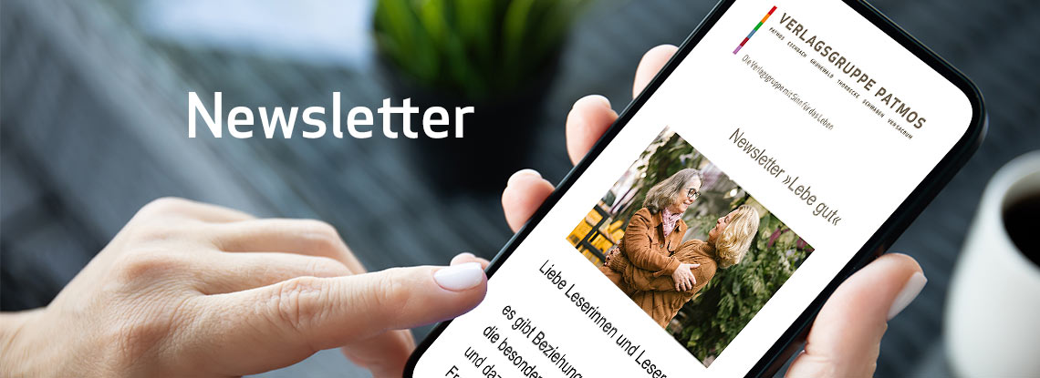Frau liest einen Newsletter der Verlagsgruppe Patmos am Smartphone