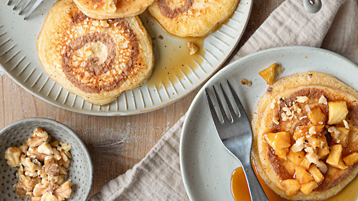 Rezept für Zimtschnecken-Pancakes mit schneller Apfelsauce