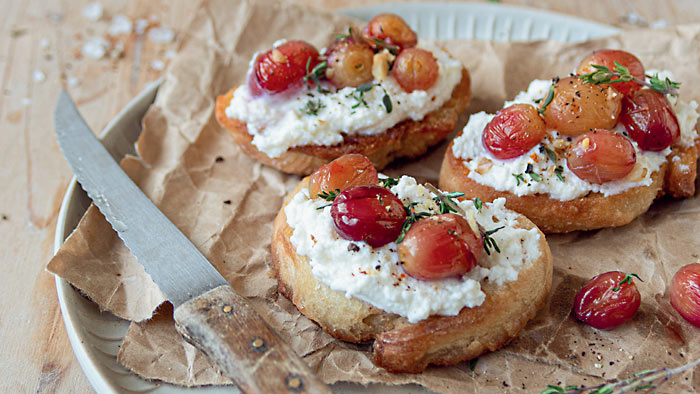 Rezept für Bruschetta mit Ricotta, Weintrauben und Trüffelöl